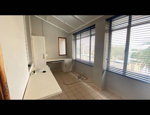 2.5 BEDROOM FLAT TO LET IN ESSENWOOD